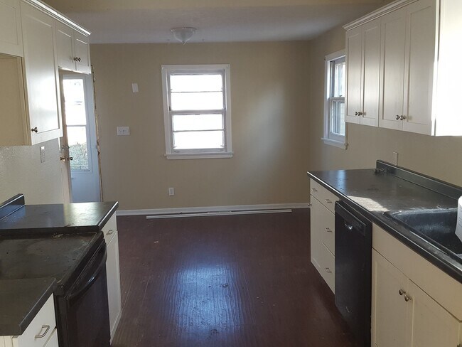 Foto del edificio - 4 bedroom 1 bath home