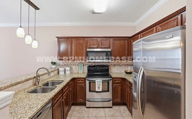 Building Photo - Contemporary 3 Bed 3 Bath Townhome Just 4 Miles from Navarre Beach