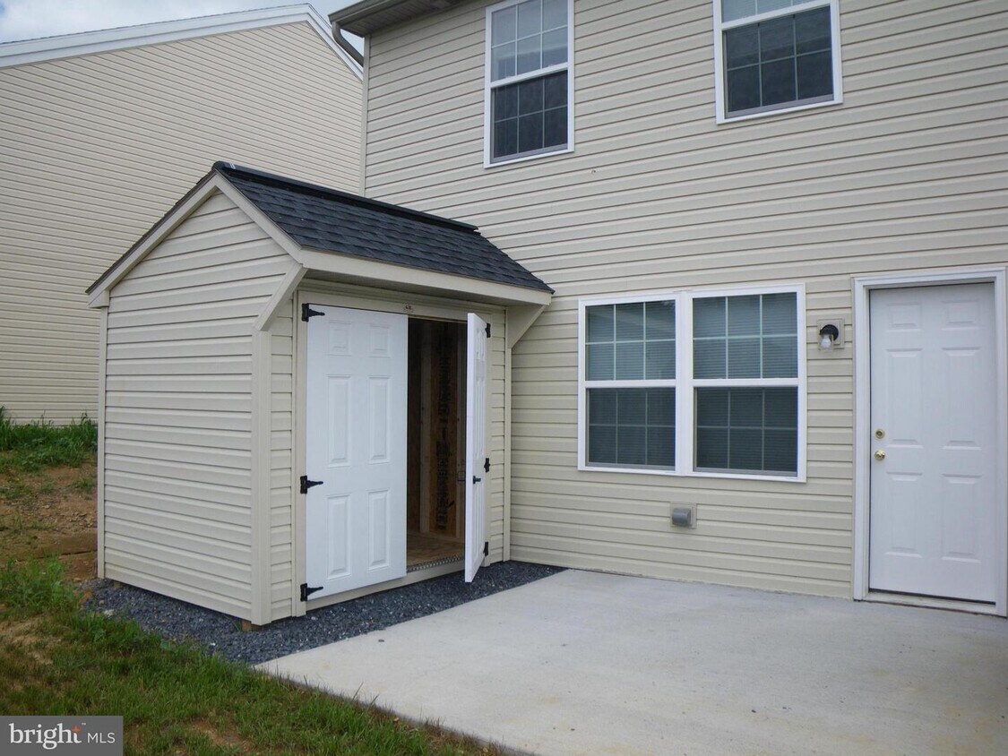 Primary Photo - 459 Lantern Ln