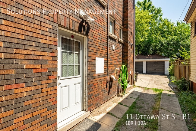 Building Photo - **1 Bedroom Basement Unit in Prime Location**