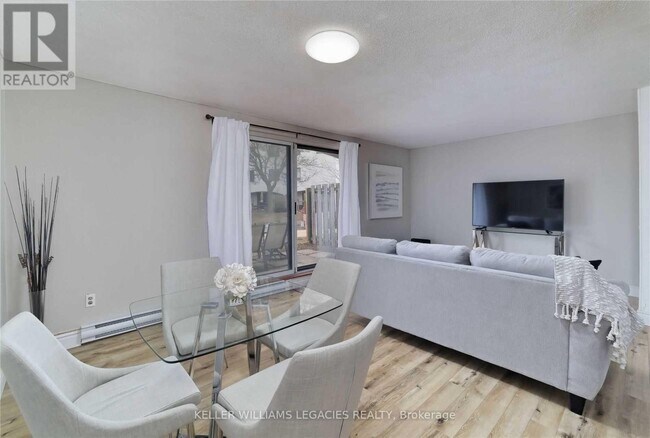 Photo du bâtiment - 1016 Falgarwood Dr