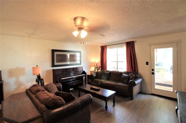 Foto del edificio - 11414 Loyola Dr