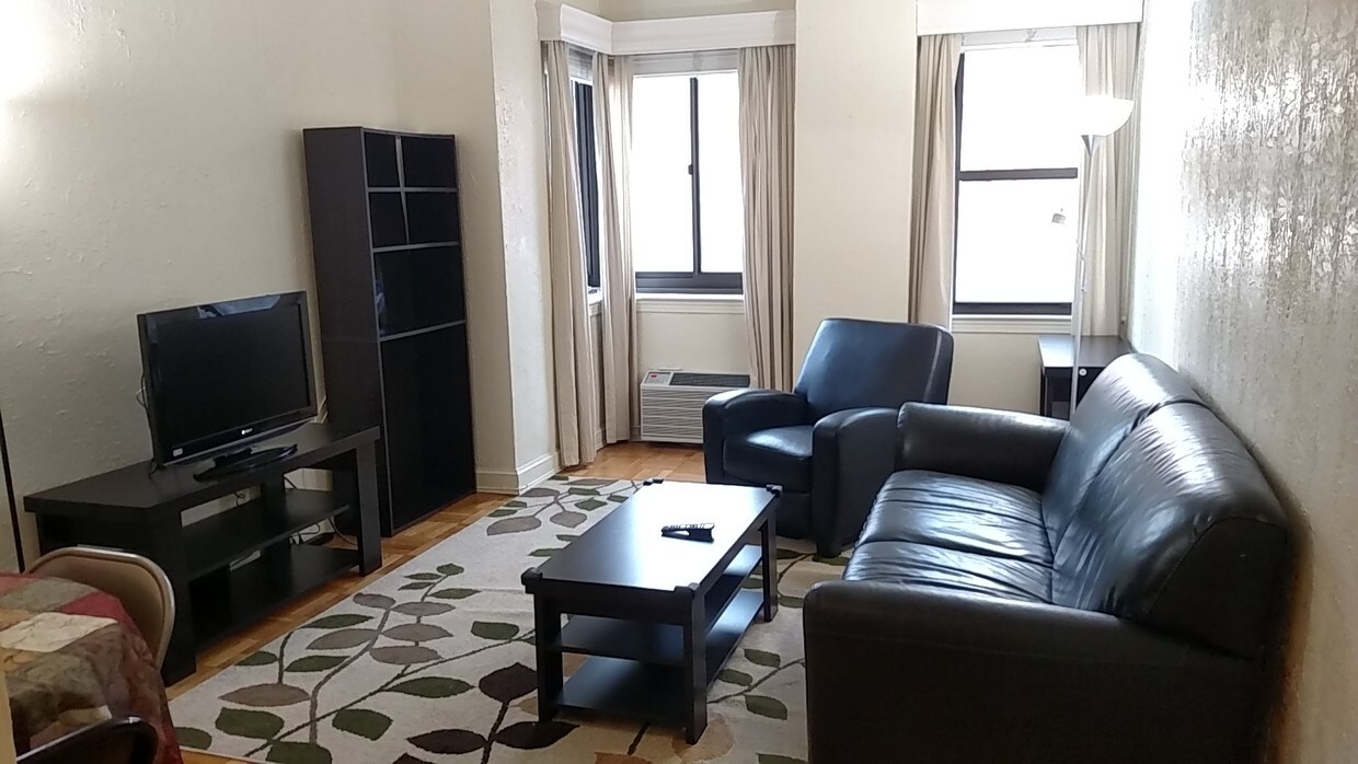 Living room (fully furnished) - 1010 25th St NW