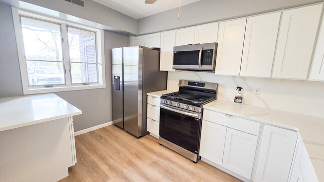 Building Photo - 1590 Alta Dr