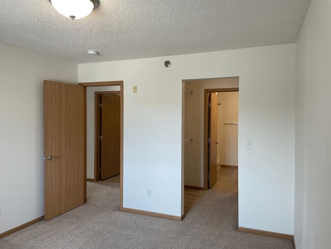 Foto del edificio - 2 Bedroom 2 Bath - South Fargo - April 1st