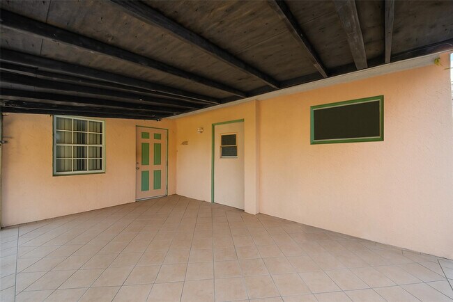 Foto del edificio - 561 NE 38th St