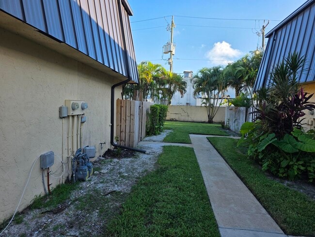 Building Photo - 2359 Waterside Dr