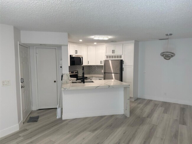 Foto del edificio - 3470 Pinewalk Dr N