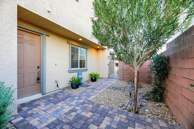 Building Photo - Gorgeous Henderson Home