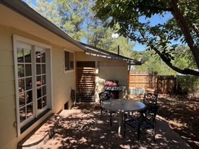 Foto del edificio - Cozy, West Sedona home with large fenced b...