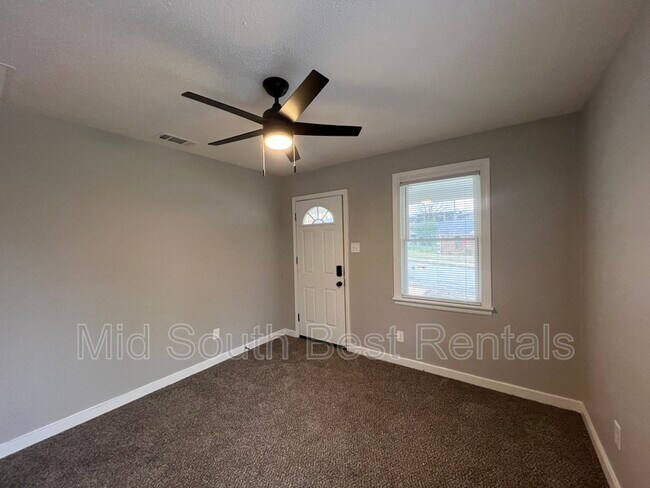 Building Photo - 1385 Gold