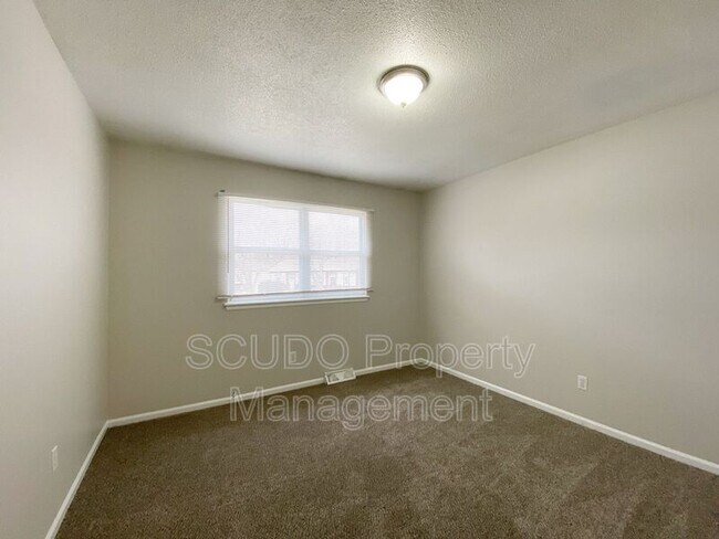 Building Photo - 5832 NW Walnut Ct