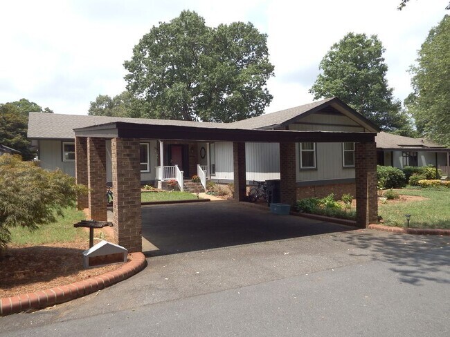 Building Photo - Three Bedroom in Popular Bermuda Run. MUST...