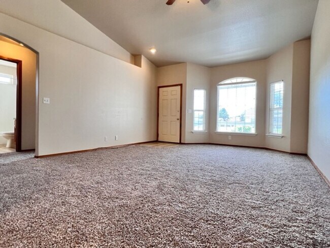 Foto del edificio - 2800 Fayette~Close to Park, Split Bedroom ...