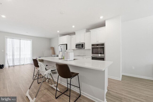 Foto del edificio - 6066 Beake St