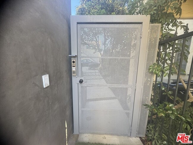 Foto del edificio - 8261-8264 4th St