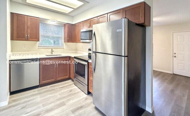 Building Photo - 2901 Bay View Dr