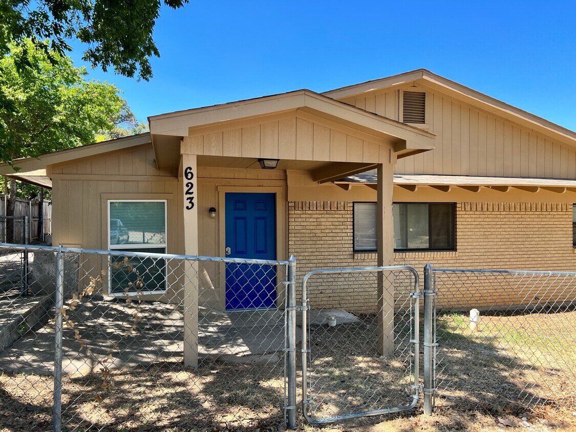 Primary Photo - 623 E University Dr