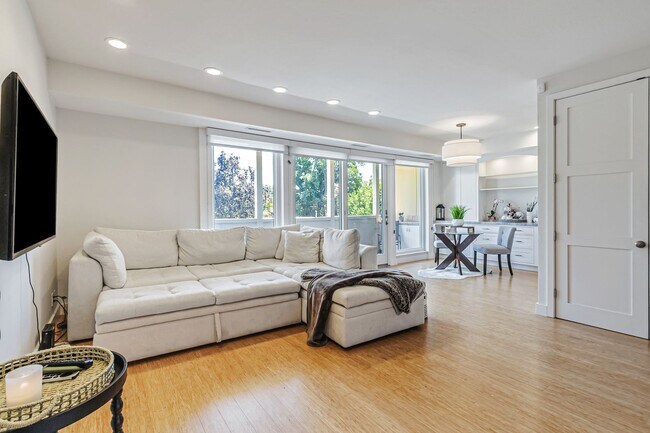 Foto del edificio - Top-Floor Corner Condo Near Downtown Palo Alto and Stanford