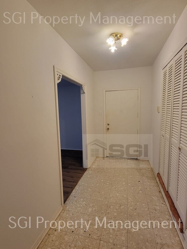 Building Photo - Fantastic Location in Casa Linda area in w...