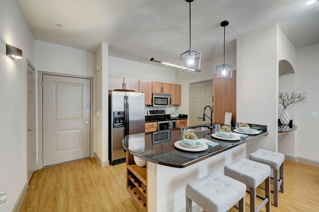 Save Up to $700 – Move-In Special! - Save Up to $700 – Move-In Special! Apartment