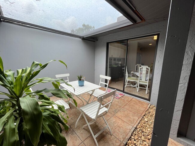 Foto del edificio - 2 Bed 2 Bath Fully Furnished Home With Poo...