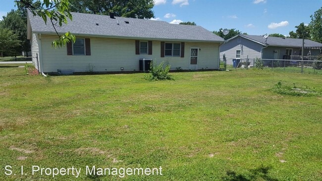 Building Photo - 3 br, 1.5 bath House - 105 N. Lawrence St.