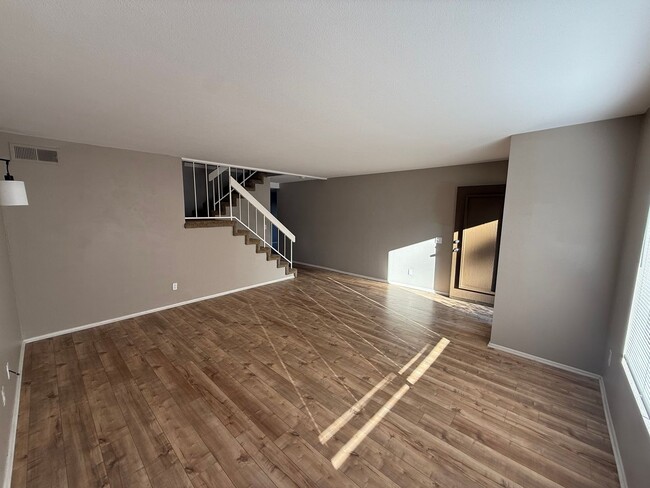 Foto del edificio - 3 Bedroom, 2.5 Bath Two-Story Townhome in Tierrasanta