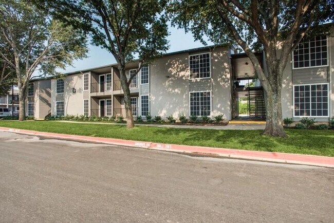 Foto del edificio - 1002 Edmonds Ln