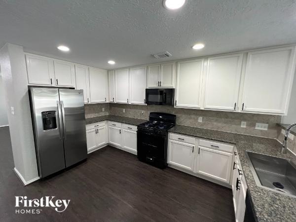 Building Photo - 15406 Boulder Hollow Ln