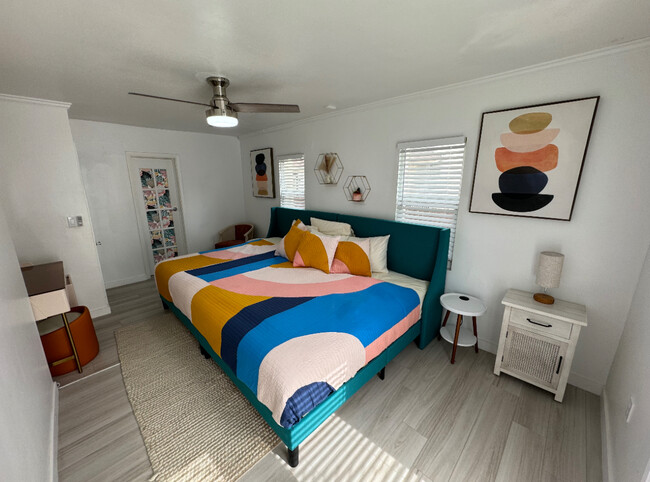 Dormitorio principal con cama King en Miami - 1328 SW 21st Ter