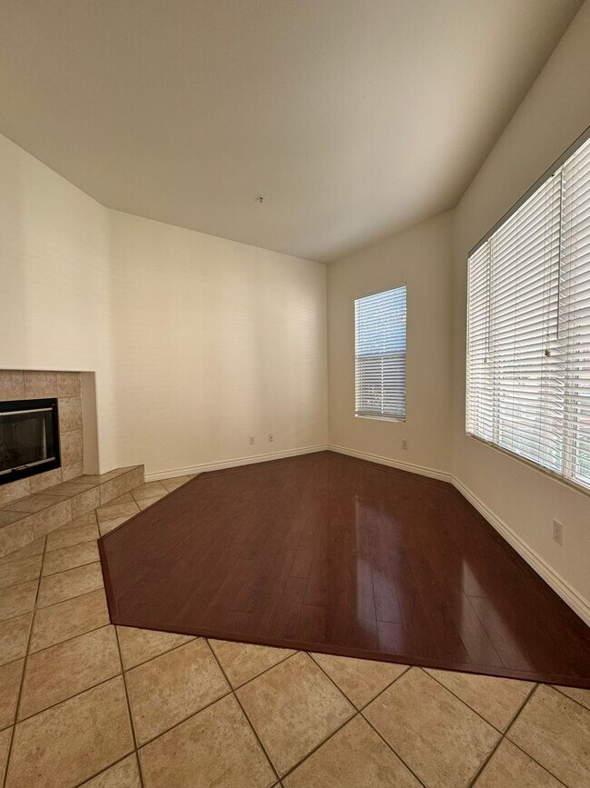 Foto del edificio - Spacious Tri-Level Townhome in Tustin Ranch