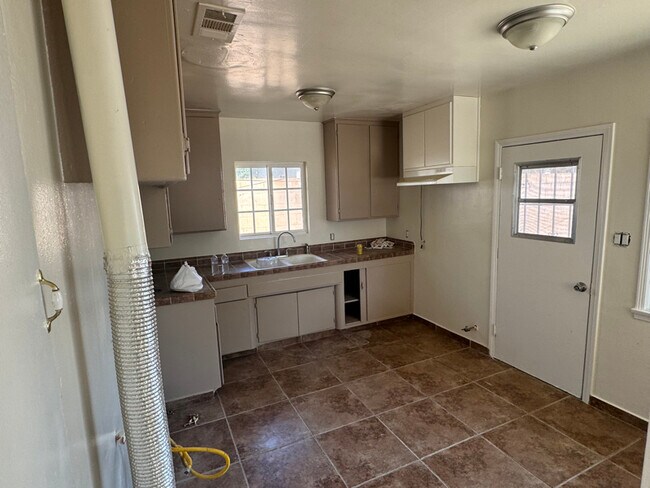 Building Photo - 735 Ramona Ave N