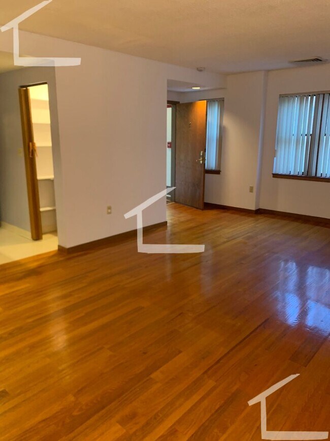 Building Photo - Spacious 1 bed w In Unit Laundry near T.  PARKING INCLUDED