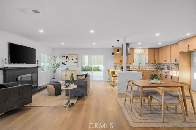 Foto del edificio - 6210 Halstead Ave