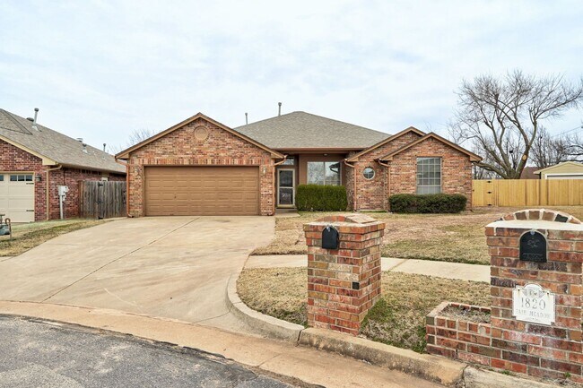 Building Photo - Beautiful 4BD/2BTH with a 2 car garage tha...