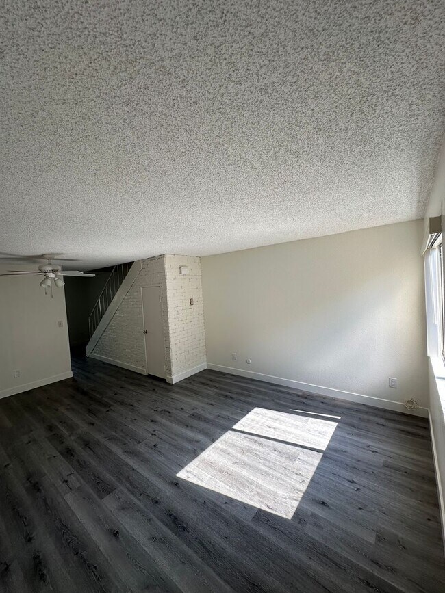 Foto del edificio - LA JOLLA 2 BED / 1 BATH WITH PRIVATE PATIO...