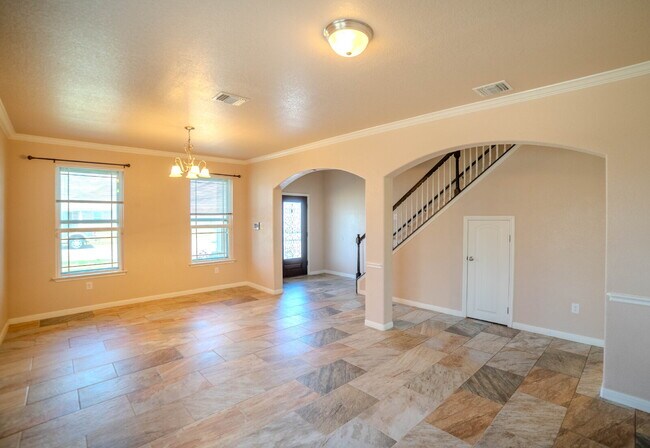 Building Photo - "Spacious 4-Bedroom Home with 3.5 Bath, Gr...