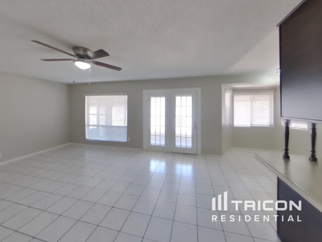 Building Photo - 8838 W Cinnabar Ave