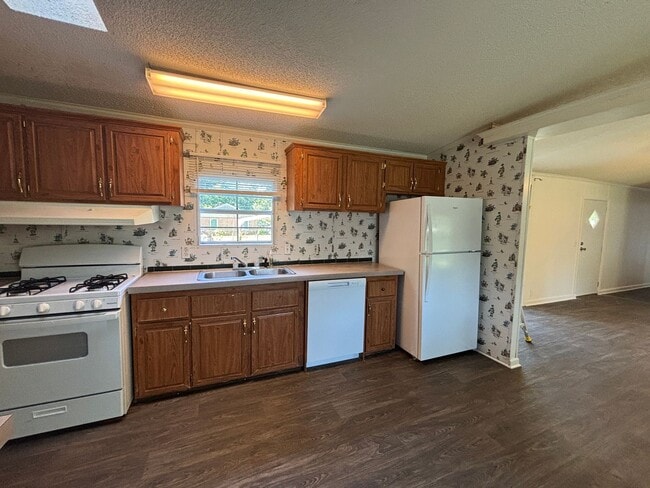 Building Photo - 4 BEDROOM HOME WITH NEW FLOORING