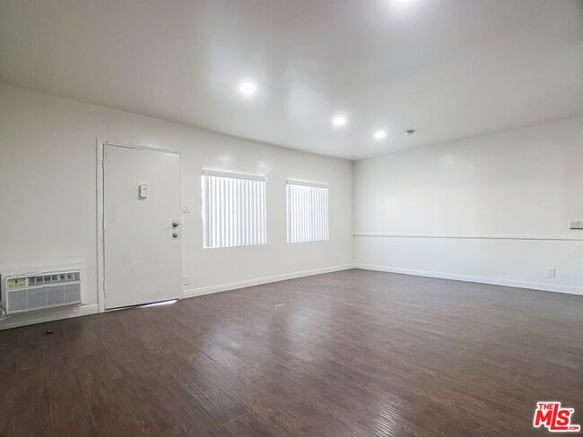 Building Photo - 453 N Kingsley Dr