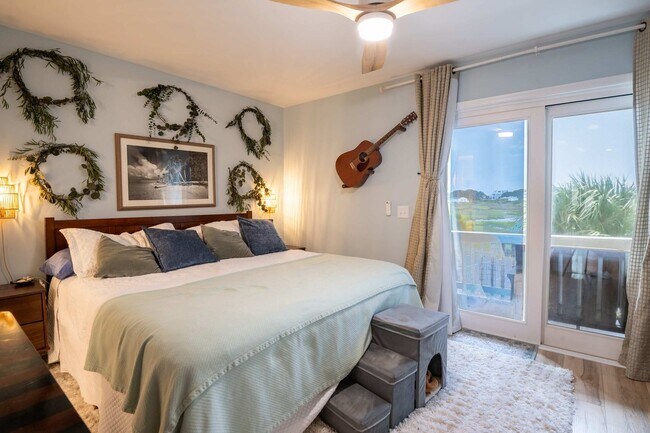 Foto del edificio - OFF-SEASON FURNISHED OASIS JUST STEPS FROM THE SAND