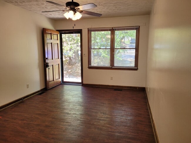 Building Photo - 1405 Briarcliff Dr