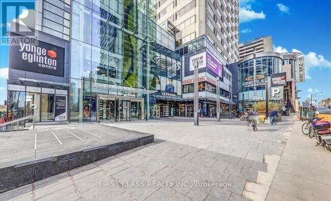 Photo du bâtiment - 8 Eglinton Ave E