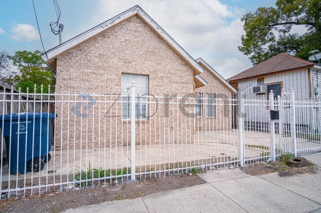 Building Photo - 717 N Colorado St