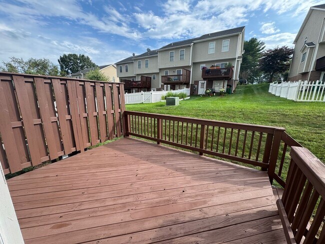 Foto del edificio - Taylor Spring Townhouse With Garage and Basement