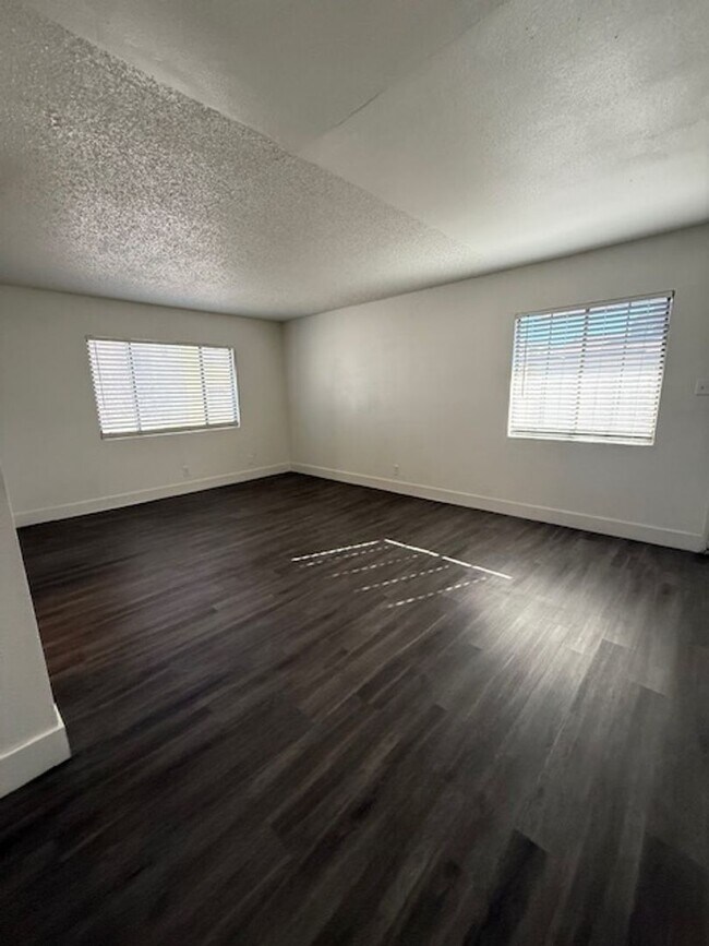 Foto del edificio - 725 Lilly Ln
