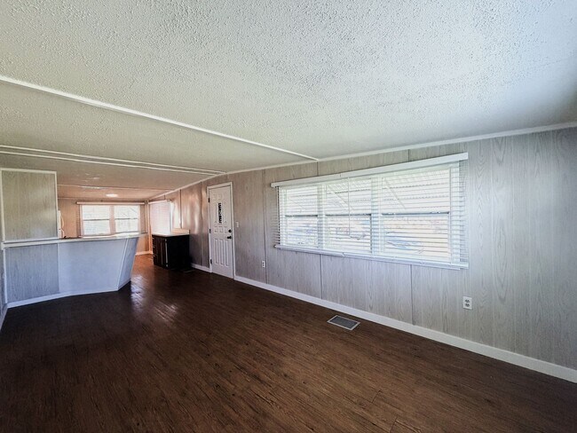 Building Photo - FIRST MONTH RENT FREE! 2/1.5 IN N. FT. MYERS QUIET COMMUNITY!