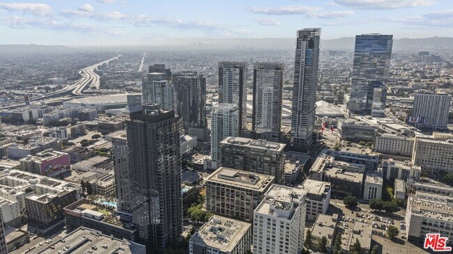 Foto del edificio - 1111 S Grand Ave