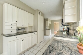 Building Photo - 15403 Meadow Village Dr